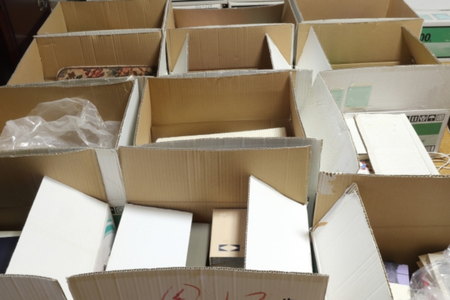 荷物を仕分けしている様子